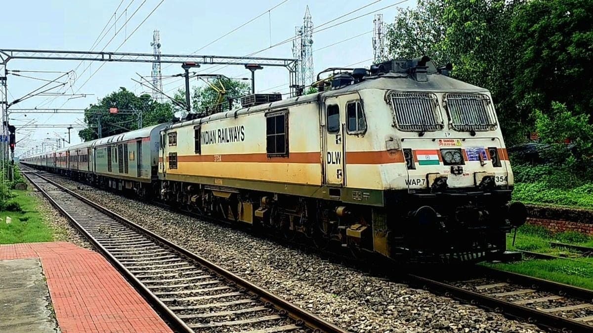 त्योहारी सीजन में रेलवे का बड़ा तोहफा, आज से स्पेशल ट्रेनों की बुकिंग