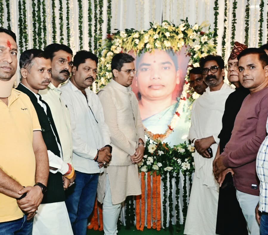 पूर्व विधायक सौरव नारायण सिंह ने नेमरा पहुंचकर दिवंगत रूपी सोरेन को दी श्रद्धांजलि