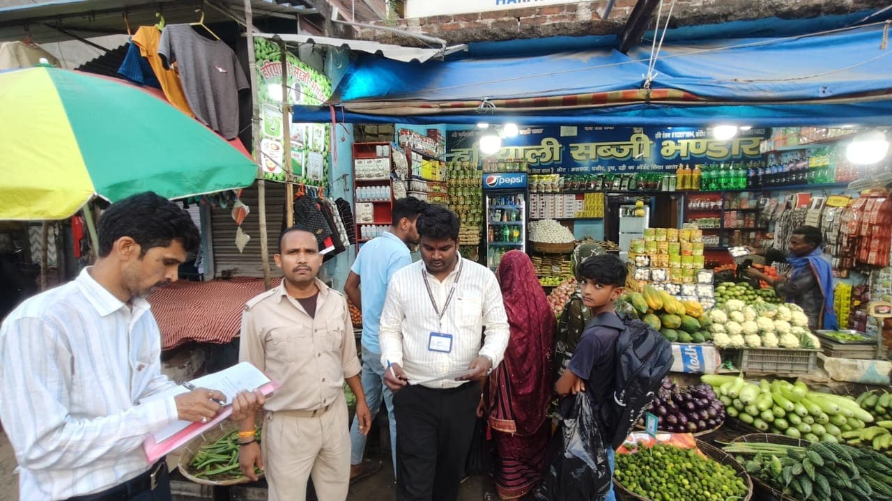 त्योहारों से पहले खाद्य सुरक्षा विभाग की छापेमारी, खराब तेल और मिलावटी मिठाइयां नष्ट