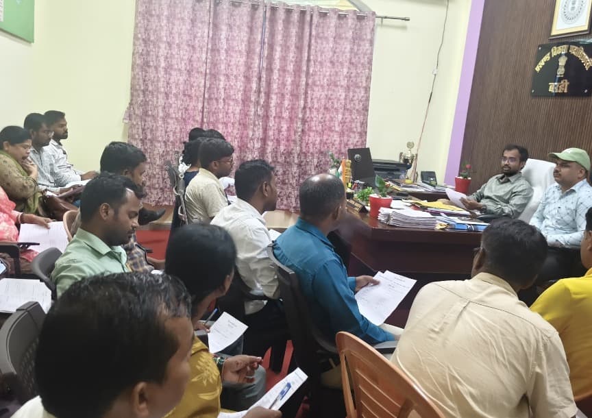 दावा-आपत्ति को लेकर बीडीओ व सीओ ने पर्यवेक्षकों के साथ बैठक की, छुटे मतदाताओं को जोड़ने का निर्देश