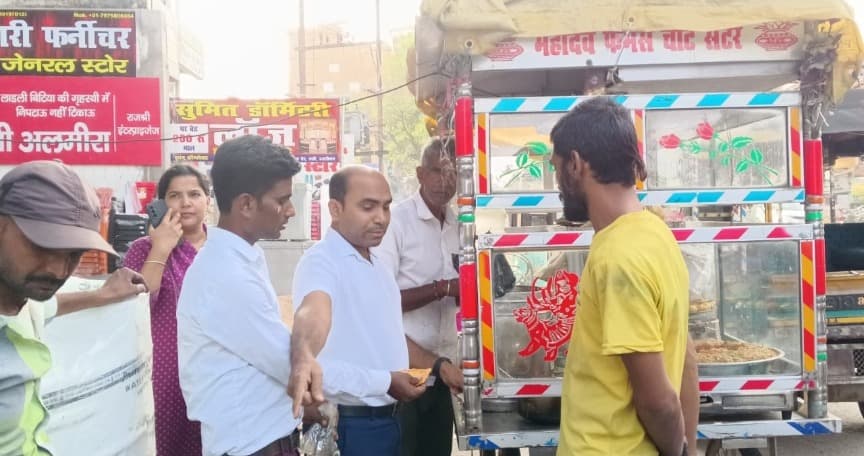 बरही में खाद्य सुरक्षा टीम की छापेमारी, एक्सपायर्ड सामान व मेटानिल येलो नष्ट