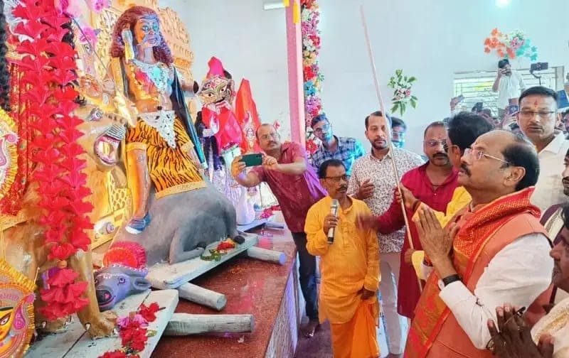 मांडू में पूर्व मुख्यमंत्री रघुवर दास ने किया मां दुर्गा की प्रतिमा का अनावरण