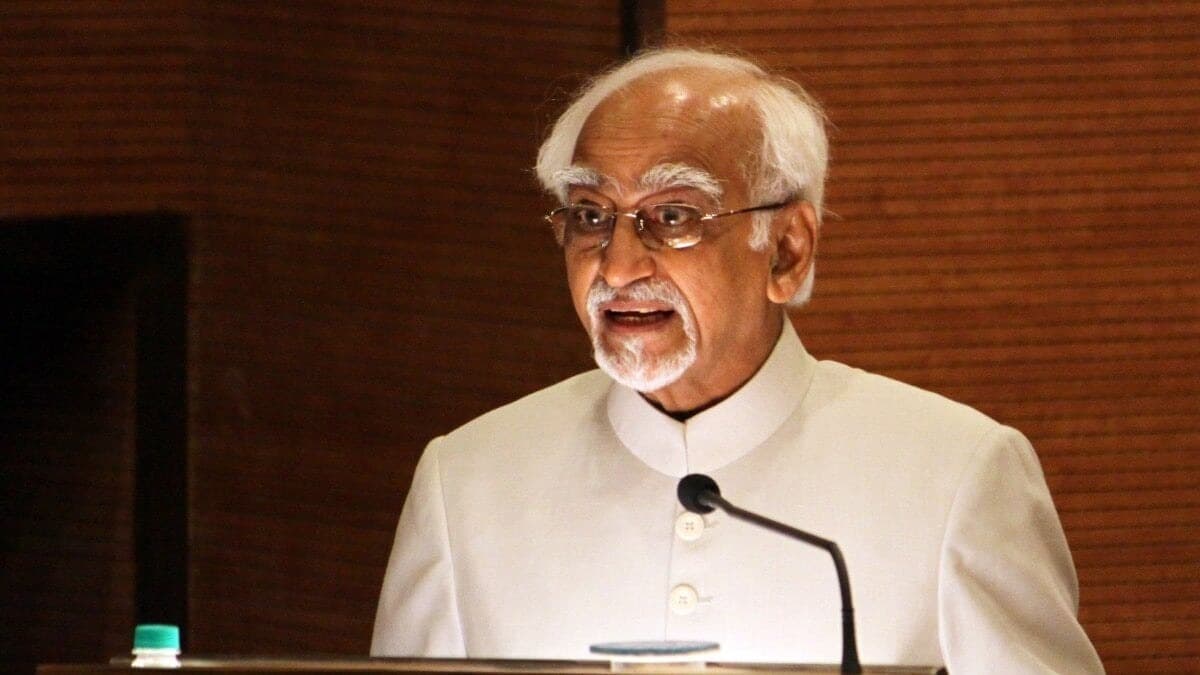 हामिद अंसारी के बयान पर सियासी घमासान, BJP-VHP ने साधा निशाना