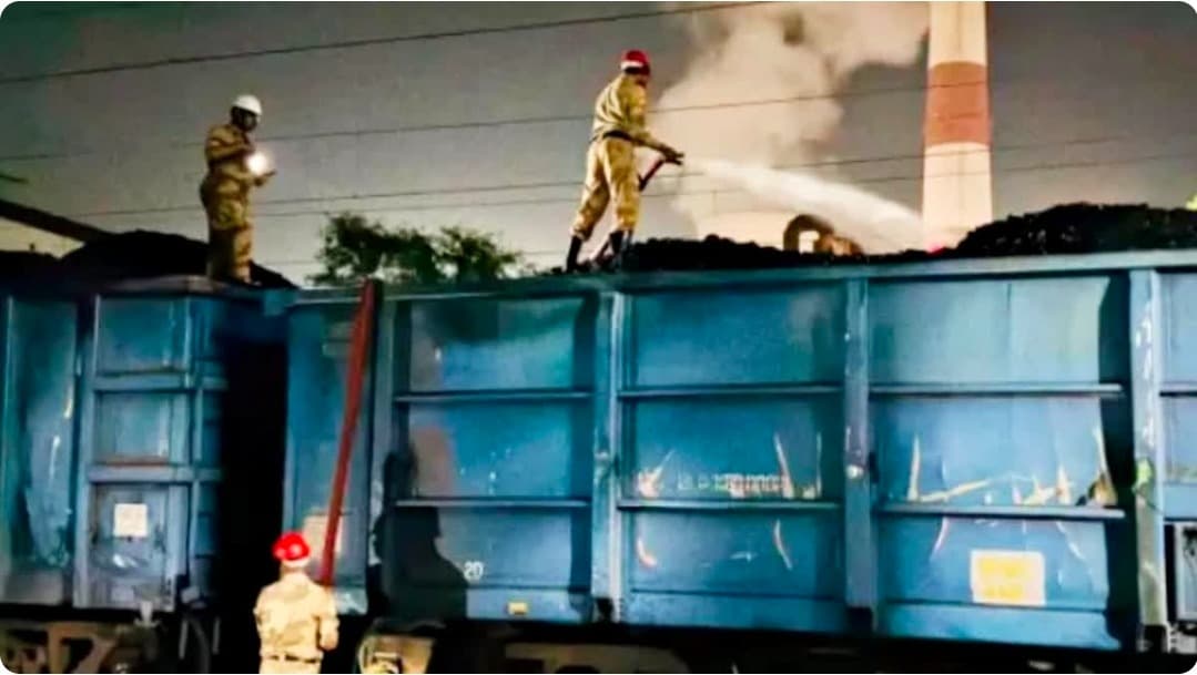 बोकारो थर्मल रेलवे स्टेशन पर कोयला लदी मालगाड़ी के वैगन में लगी आग, सतर्कता से टला बड़ा हादसा