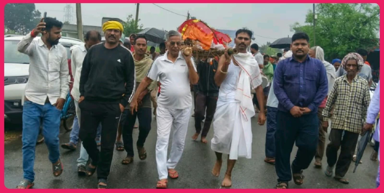 रामदेव यादव के निधन से करमा में शोक, अंतिम यात्रा में शामिल हुए पूर्व विधायक उमाशंकर अकेला