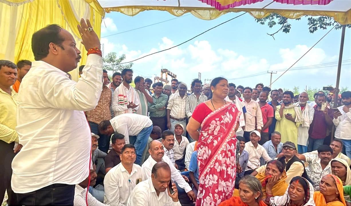कटकमसांडी में विधायक प्रदीप प्रसाद ने सुनी विस्थापितों की पीड़ा