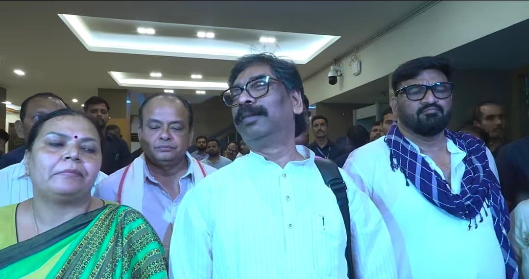 JSSC CGL परीक्षा रद्द होने से 2250 कर्मचारियों की नौकरी पर संकट, बारिश में मंत्रालय के बाहर प्रदर्शन
