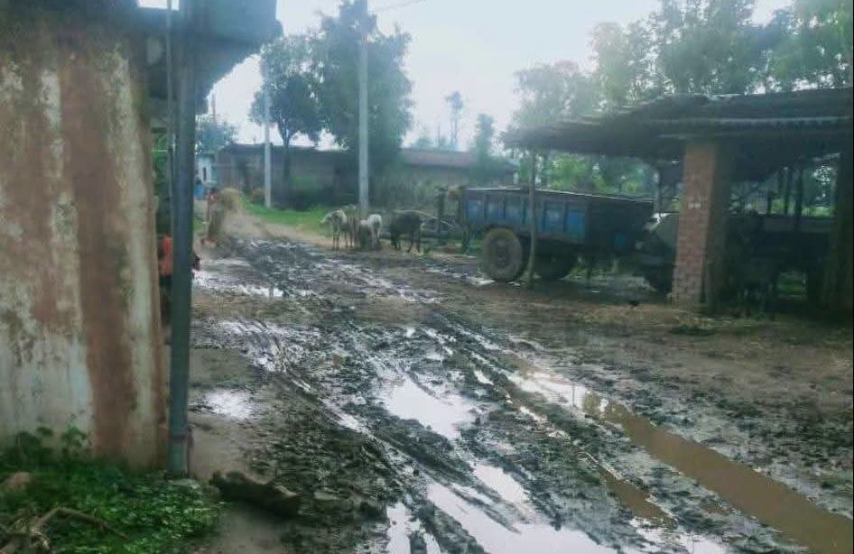 जर्जर सड़क से मड़मो वार्ड-1 के ग्रामीण परेशान, विधायक नागेंद्र महतो से पीसीसी सड़क निर्माण की मांग