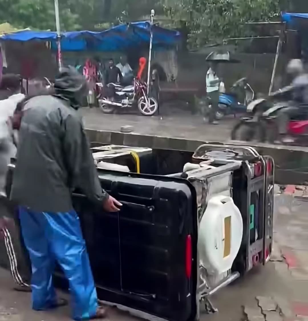 ब्रेकिंग न्यूज़: मेन रोड पर बड़ा गड्ढा, हादसे को दे रहा न्योता