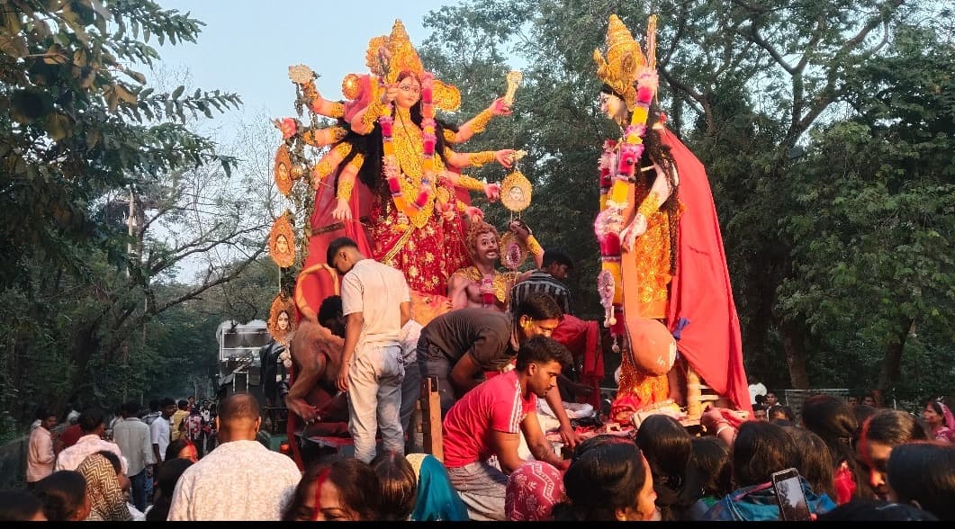 नम आंखों से दी गई माता को विदाई
