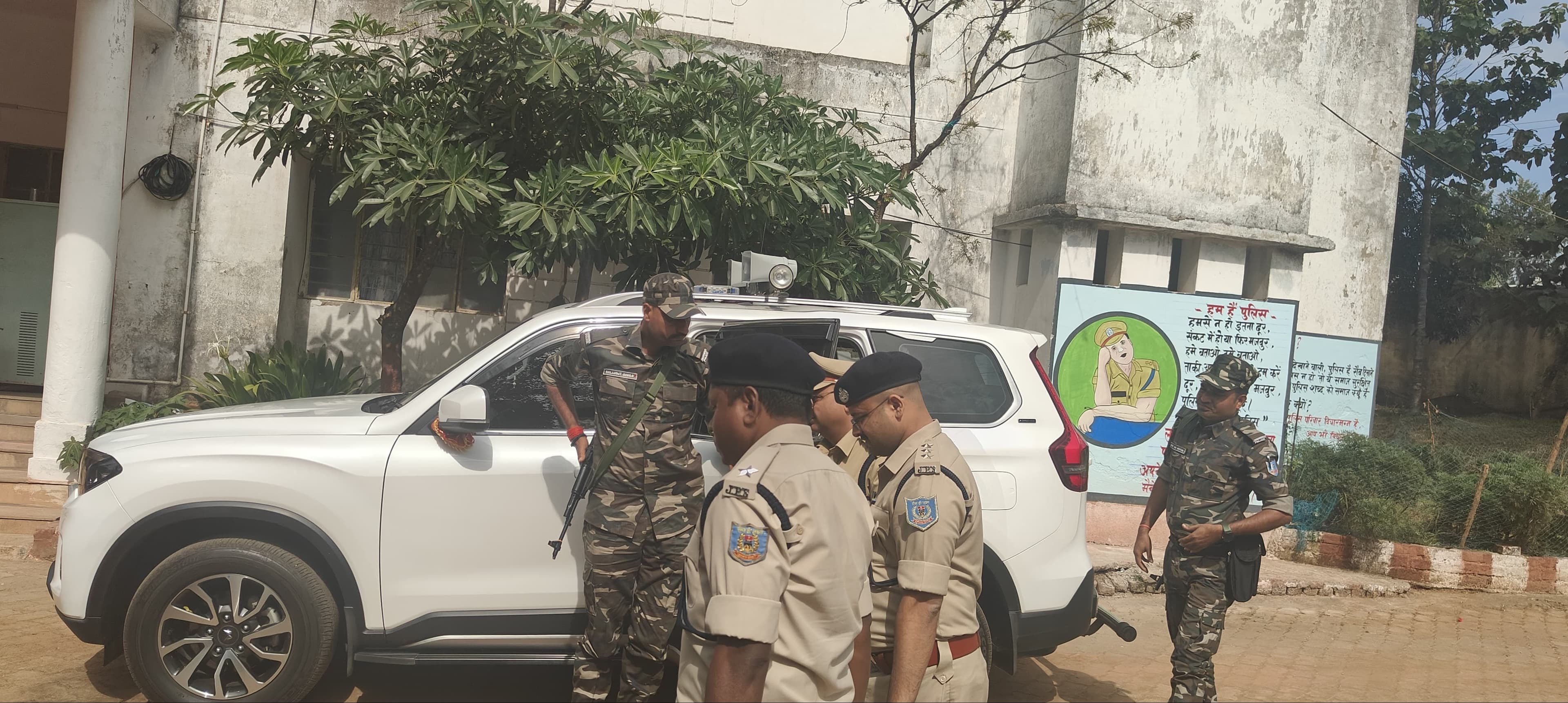 एसपी ने दारू थाना का किया निरीक्षण, लंबित मामलों के निष्पादन का निर्देश