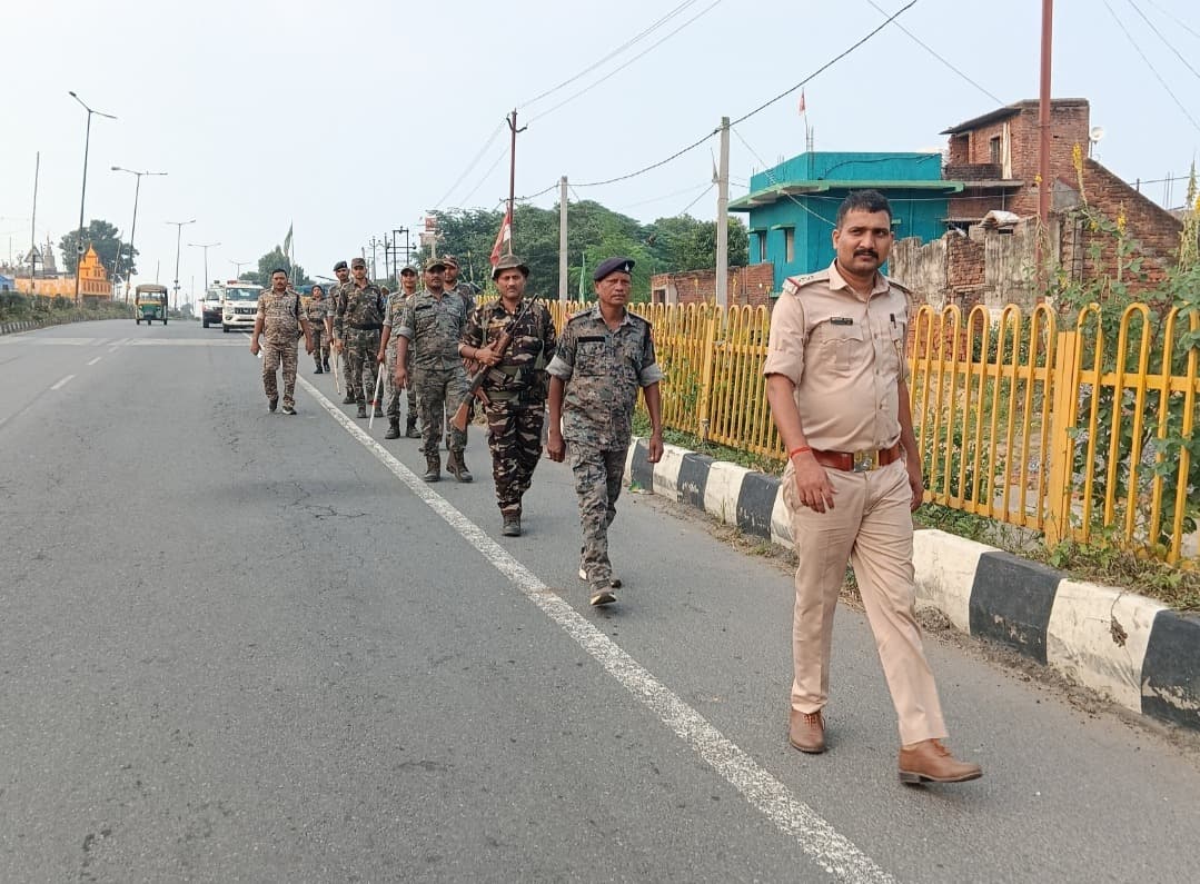 दशहरा में शांति व्यवस्था को लेकर मांडू पुलिस ने निकाला फ्लैग मार्च 