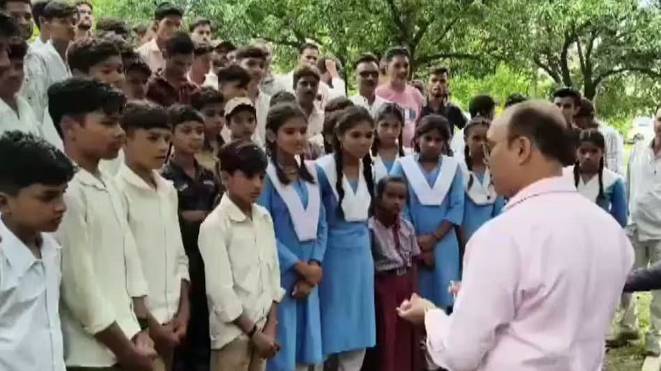 DM सर, सड़क बनवा दीजिए…’ स्कूल ड्रेस में कलेक्टर ऑफिस पहुंचे बच्चे, 3 KM कीचड़ ने रोक दी पढ़ाई