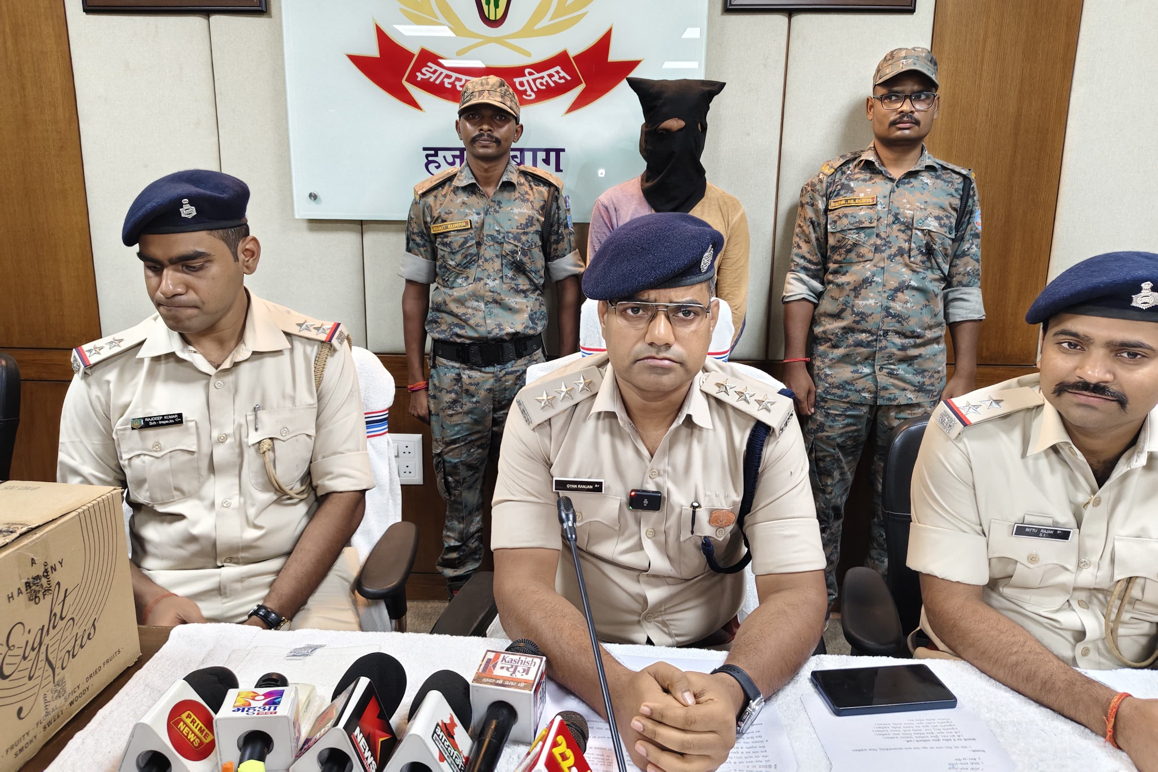 Pelawal Hazaribagh में अवैध शराब के खिलाफ कार्रवाई, 55 बोतल शराब-बीयर