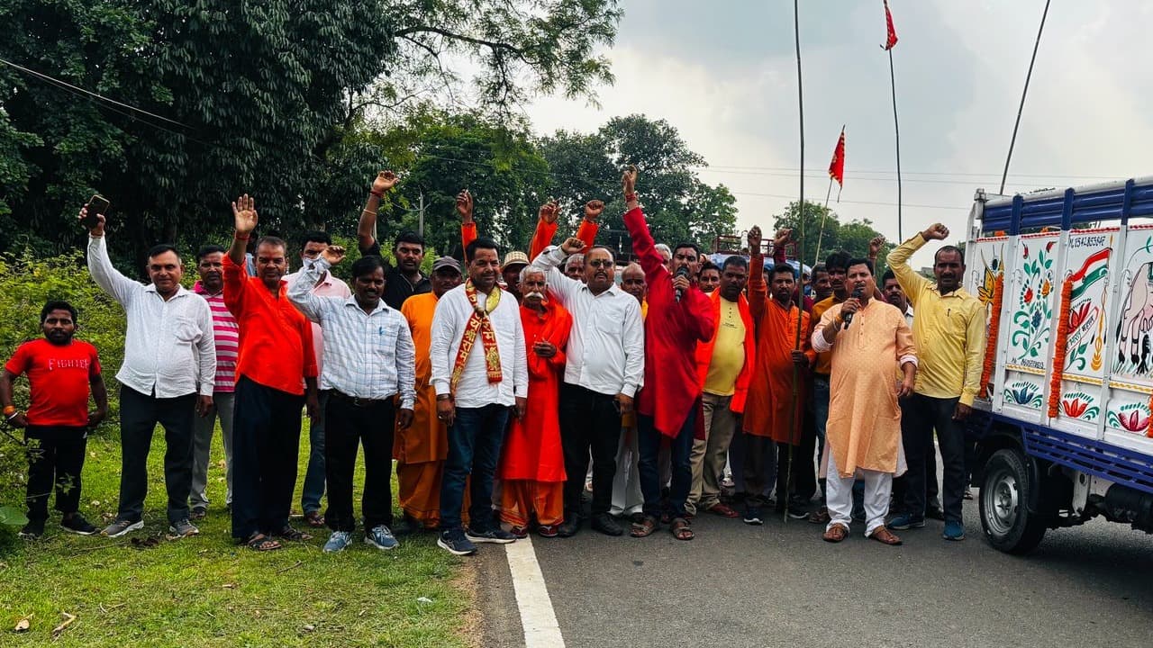 सांसद मनीष जायसवाल के सौजन्य से रेवार में स्थापित होगी बजरंग बली की नई प्रतिमा, भूमि पूजन व ध्वजा रोपण संपन्न