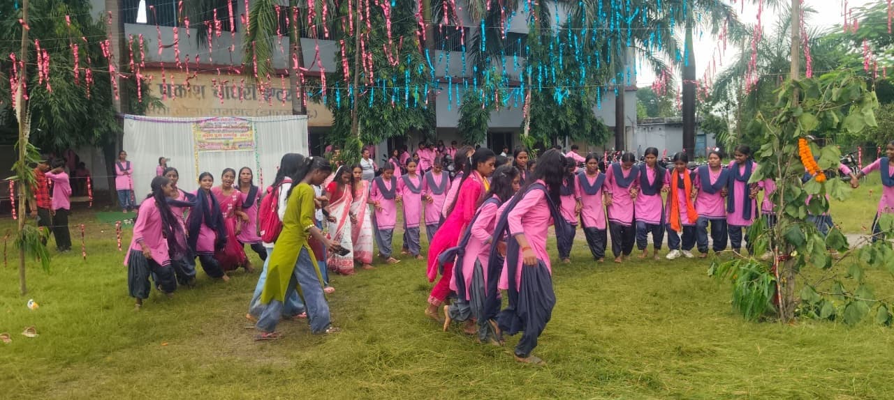 तीन शिक्षण संस्थानों में हुआ करमा महोत्सव का आयोजन