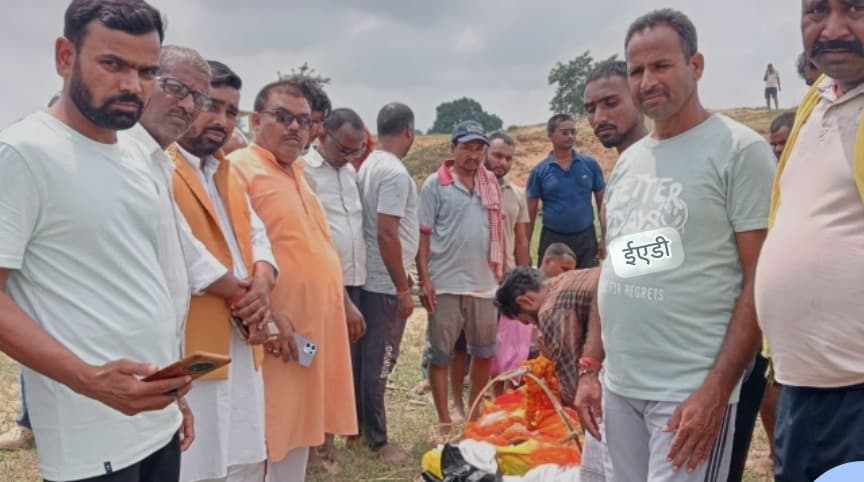 ट्रेन से गिरकर जैप जवान मिथलेश शर्मा की मौत, अंतिम संस्कार में उमड़े लोग