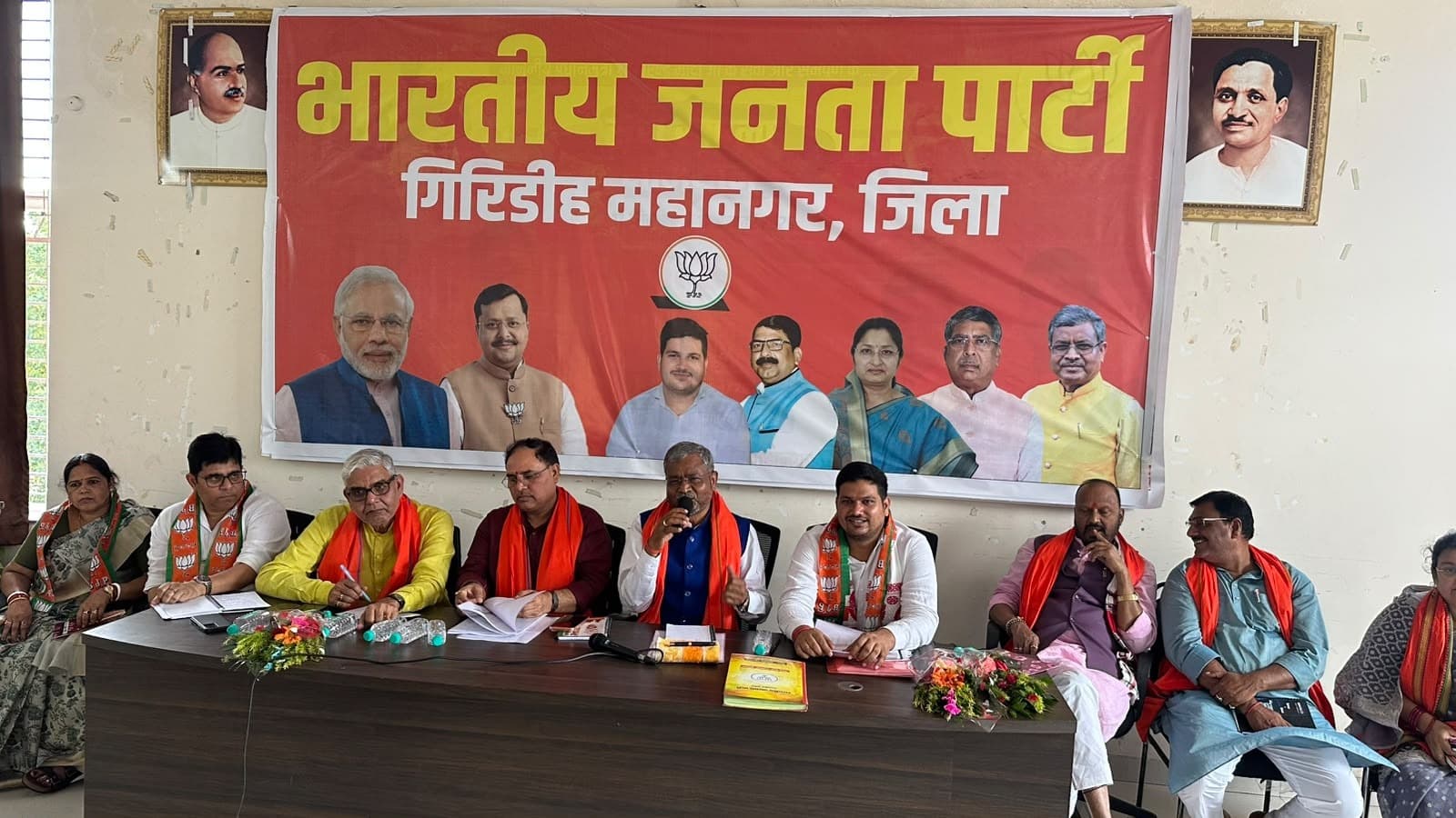 नेता प्रतिपक्ष सहित प्रदेश के कई नेता पहुंचे गिरिडीह, पार्टी नेताओं व कार्यकर्ताओं के साथ की बैठक 