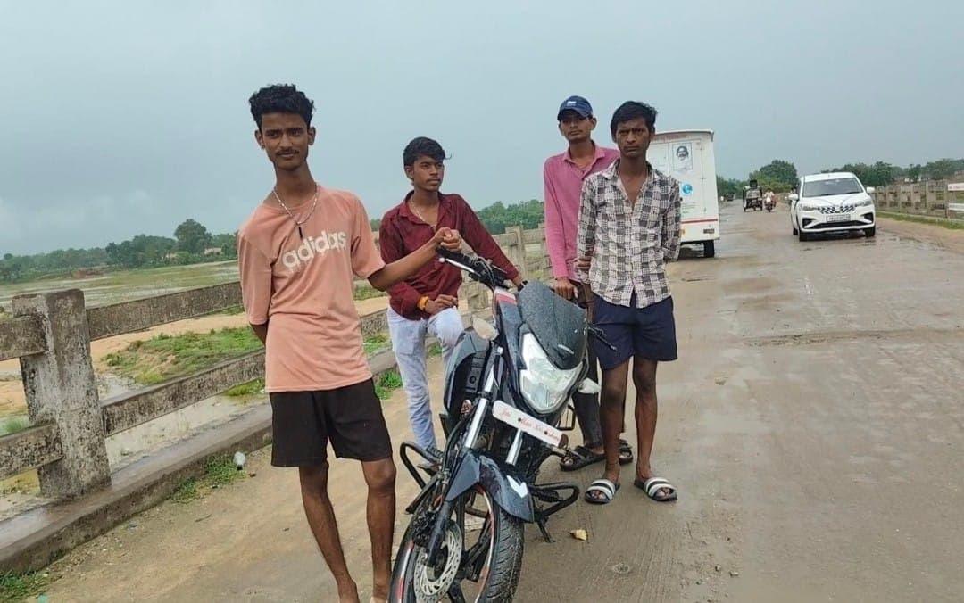 नीलजन नदी से लावारिस बाइक बरामद, स्थानीय युवकों ने पुलिस को सौंपा; जांच में जुटी हंटरगंज पुलिस