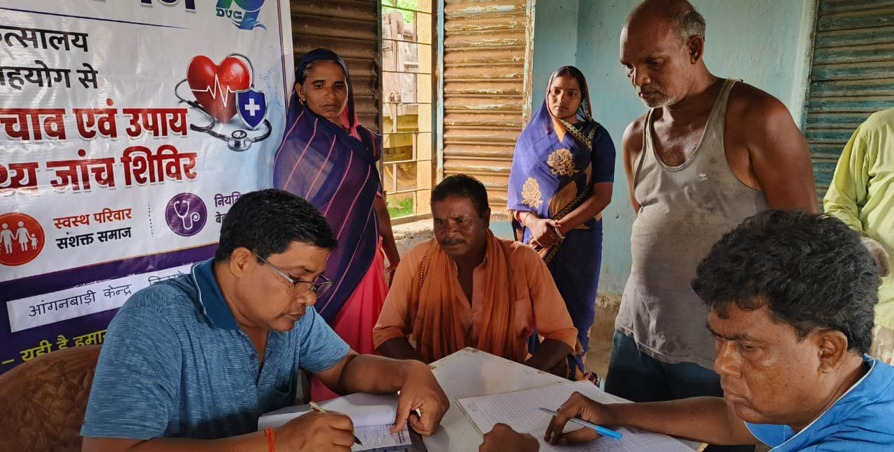 डीवीसी और सीएसआर कोनार के सहयोग से स्वास्थ्य शिविर आयोजित, 126 ग्रामीणों की हुई स्वास्थ्य जांच
