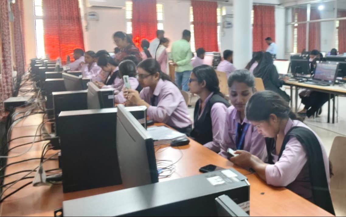 विभावि में लोकतंत्र दिवस पर विद्यार्थियों ने किया विचार-विमर्श, ई-रिसोर्स का भी सीखा उपयोग