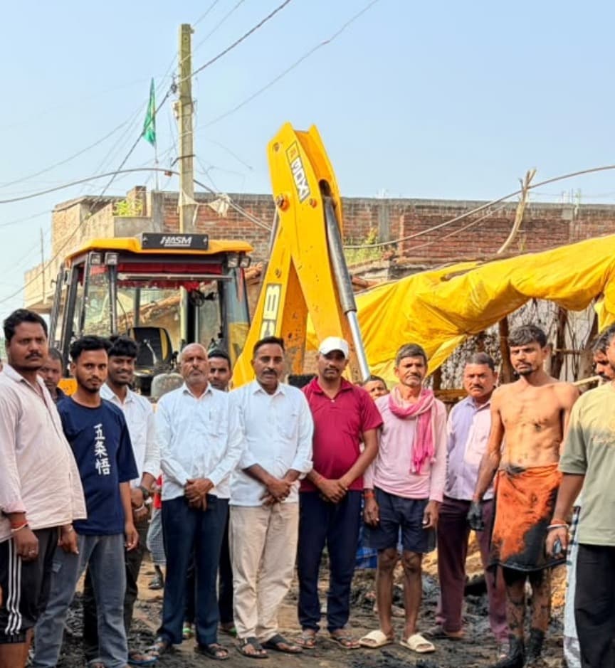 गुड़ियों ग्राम में चला स्वच्छता अभियान, जेसीबी से नाली और सड़क की हुई सफाई