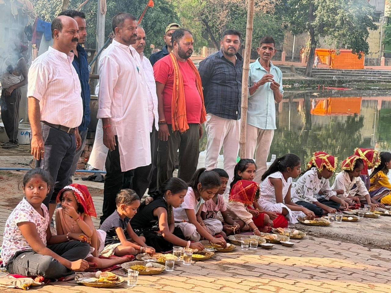 श्रीश्री आदि दुर्गा मंडा, आम बगान, पूराना जेल परिसर सहित कई मंडपों में हुआ भंडारा का आयोजन 