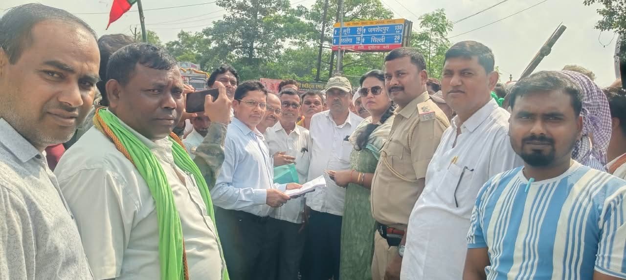 झारखंड आंदोलनकारियों के झारखंड बंद का गोला में दिखा असर, घंटों सड़क जाम        