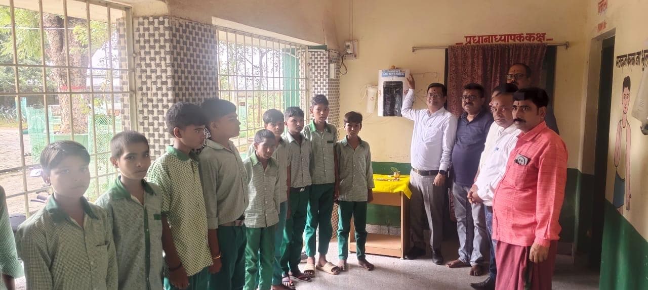 एलआईसी गिरिडीह शाखा ने मिर्जागंज हाई स्कूल में लगाया एक्वागार्ड वॉटर प्यूरीफायर