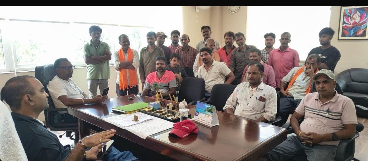 पुराना बस स्टैंड मंडी में ठेकेदार की मनमानी वसूली के खिलाफ फूटा आक्रोश, डिप्टी मेयर से लगाई गुहार