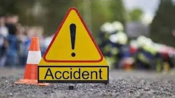 अज्ञात वाहन की चपेट में आकर बाइक सवार युवक गंभीर रूप से घायल