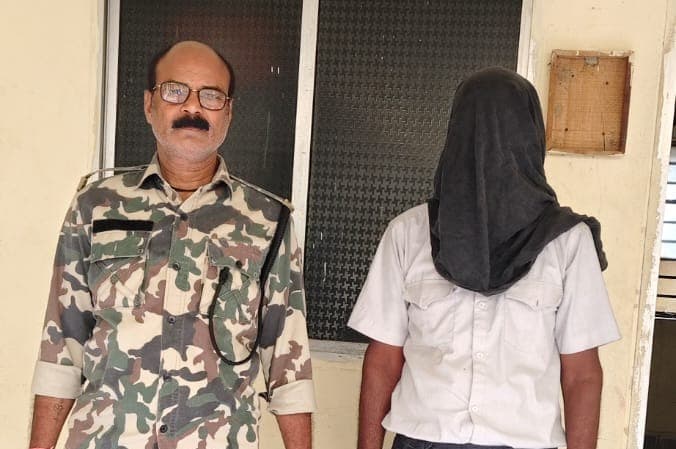 6 साल पुराने मामले में फरार अभियुक्त गिरफ्तार, न्यायिक हिरासत में भेजा गया