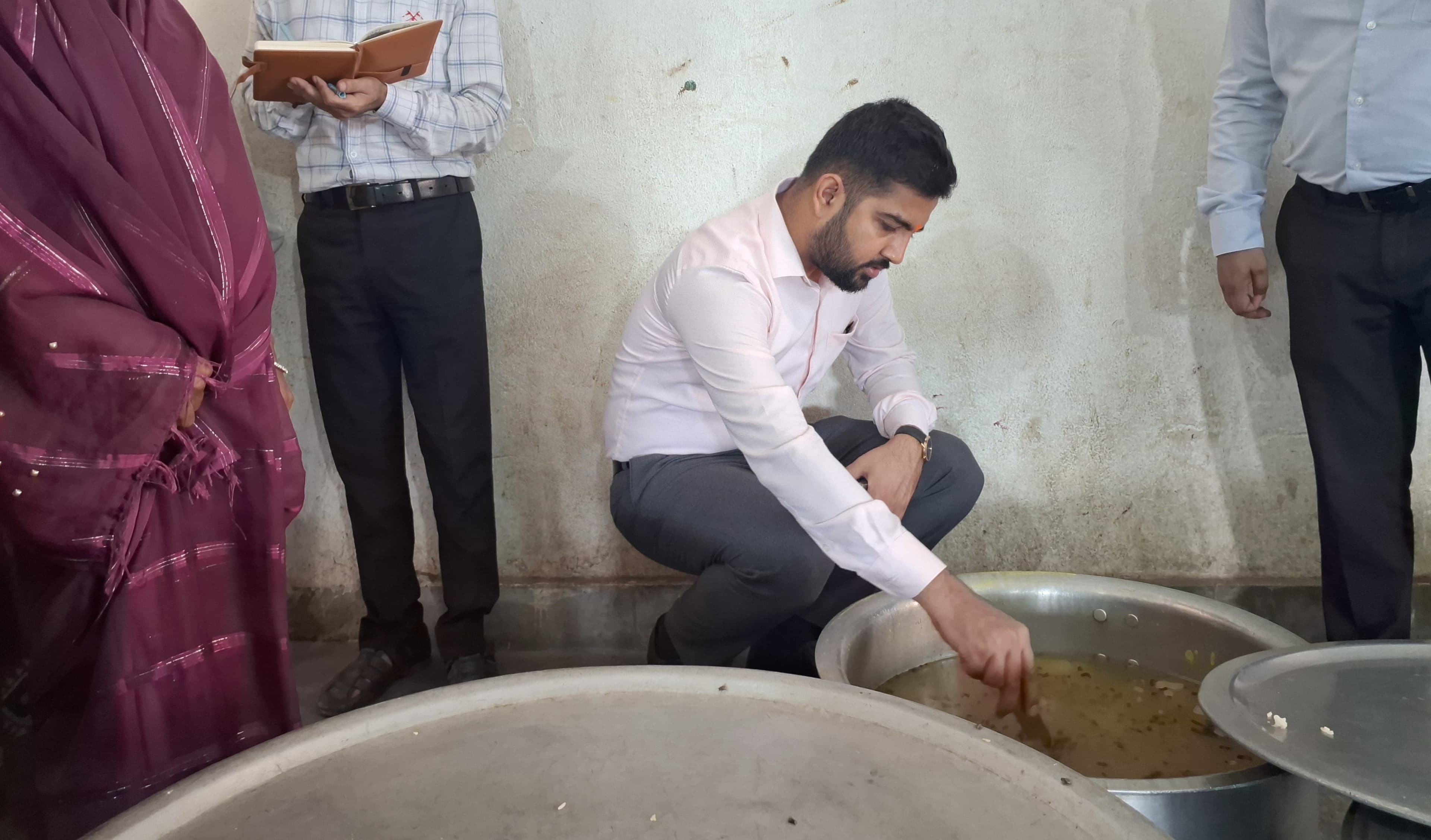 कस्तूरबा गांधी बालिका विद्यालय का उपायुक्त ने किया औचक निरीक्षण, भोजन की गुणवत्ता सुधारने के दिए निर्देश