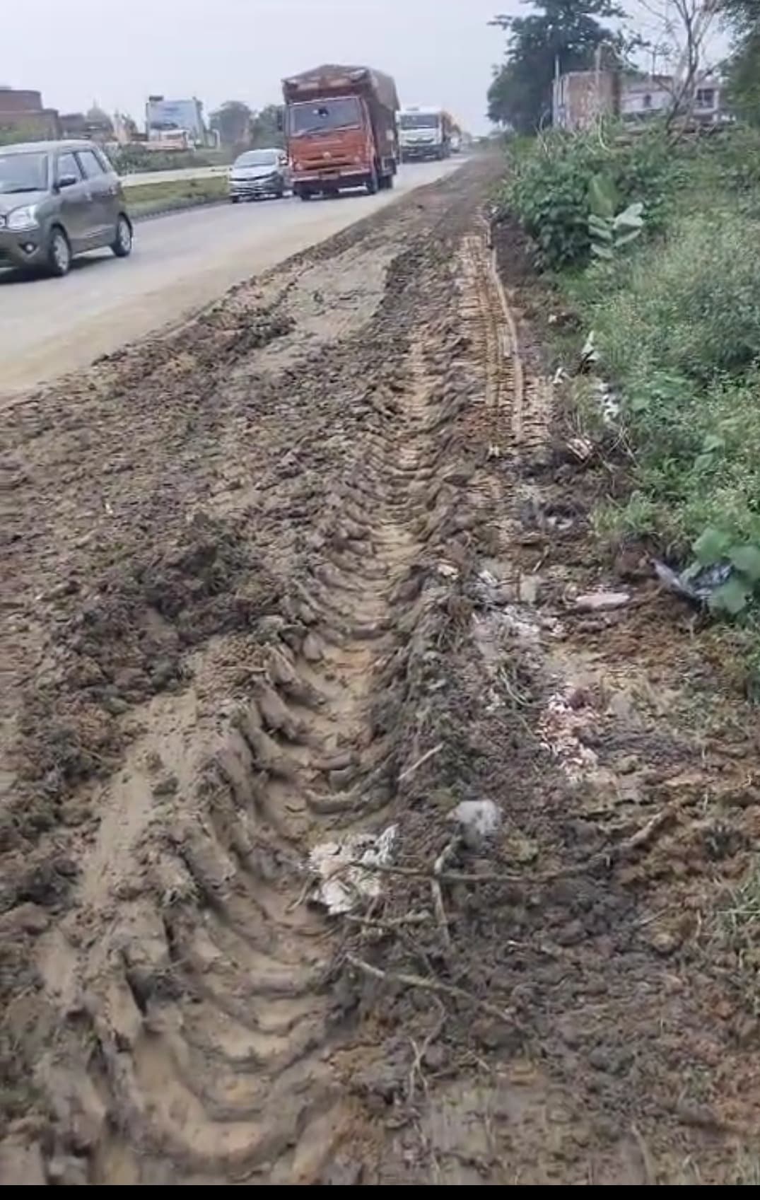 महुदी में बारिश का कहर, कीचड़ और पानी के बीच जीने को मजबूर ग्रामीण
