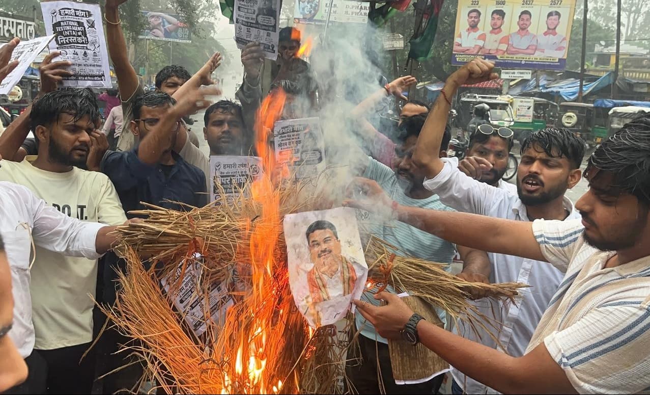 पेपर लीक पर फूटा युवाओं का गुस्सा, शिक्षा मंत्री के इस्तीफे की मांग तेज