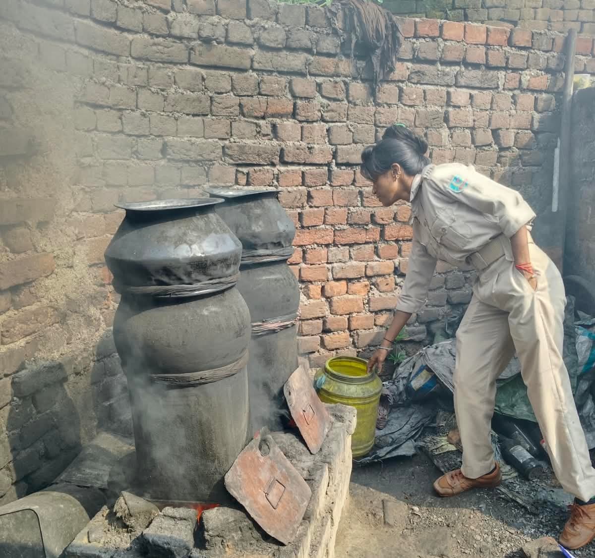 गिरिडीह में अवैध महुआ शराब के अड्डों पर छापेमारी, 80 लीटर शराब जब्त