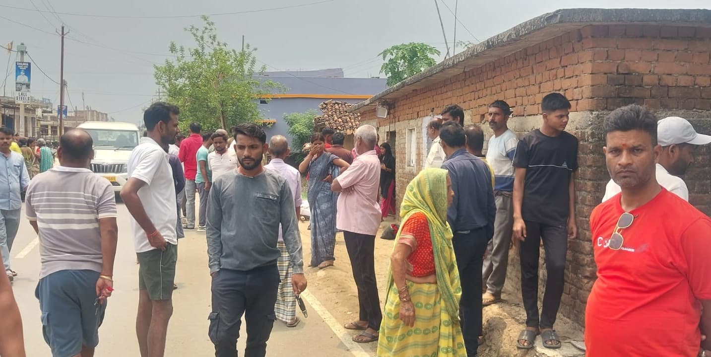 युवक की हत्या के विरोध में सड़क जाम, पुलिस ने दी गिरफ्तारी का आश्वासन