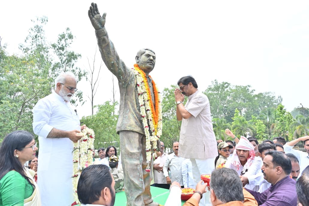 स्वर्गीय दुर्गा सोरेन की पुण्यतिथि पर मुख्यमंत्री हेमंत सोरेन ने दी श्रद्धांजलि