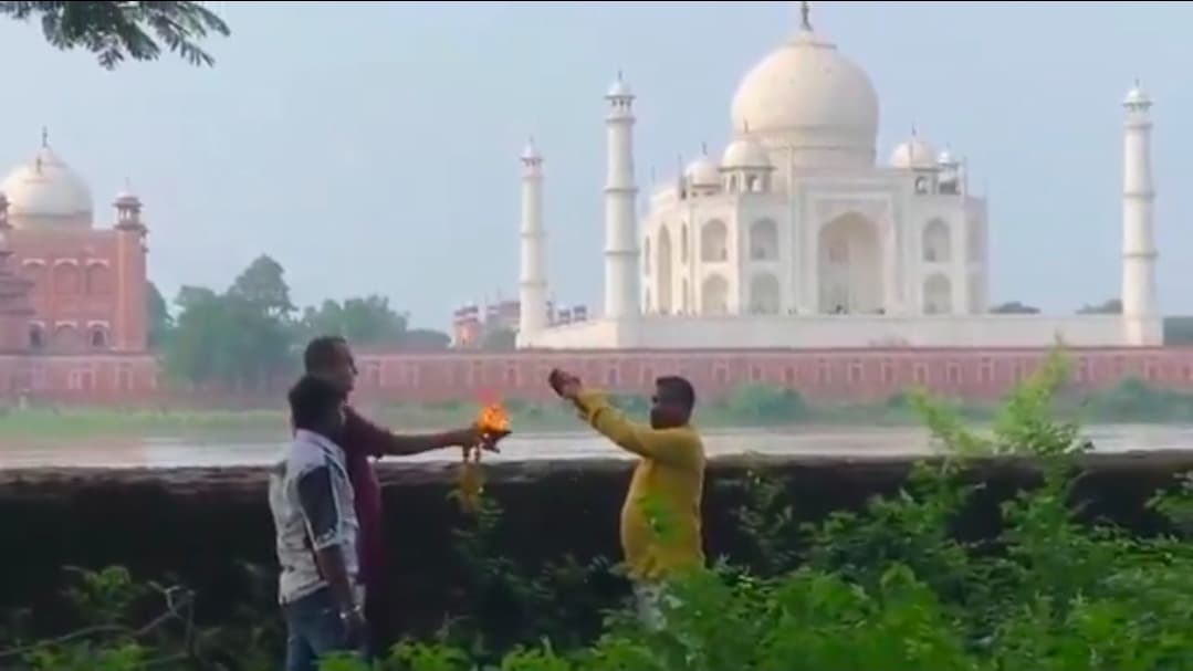 ताजमहल में आरती और गंगाजल चढ़ाने का मामला, कई लोगों के खिलाफ FIR दर्ज