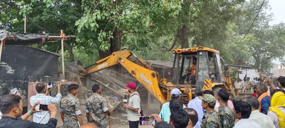 विष्णुगढ़ में अतिक्रमण पर चला बुलडोजर, प्रशासन की बड़ी कार्रवाई से सड़कें हुईं खाली