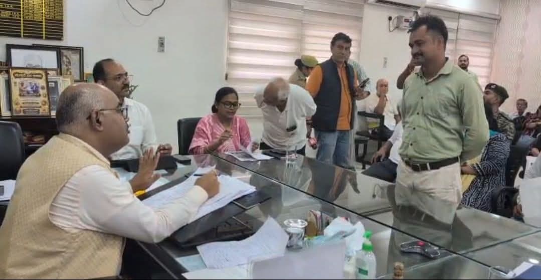 गन लाइसेंस मांगने पहुंचा युवक, डीएम बोले पहले गुटका छोड़ो!