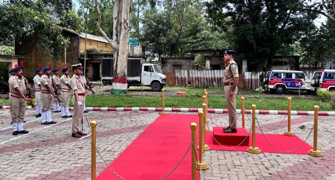 चतरा: डीआईजी पहुंचे सिमरिया, अनुमंडल पुलिस कार्यालय का किया निरीक्षन