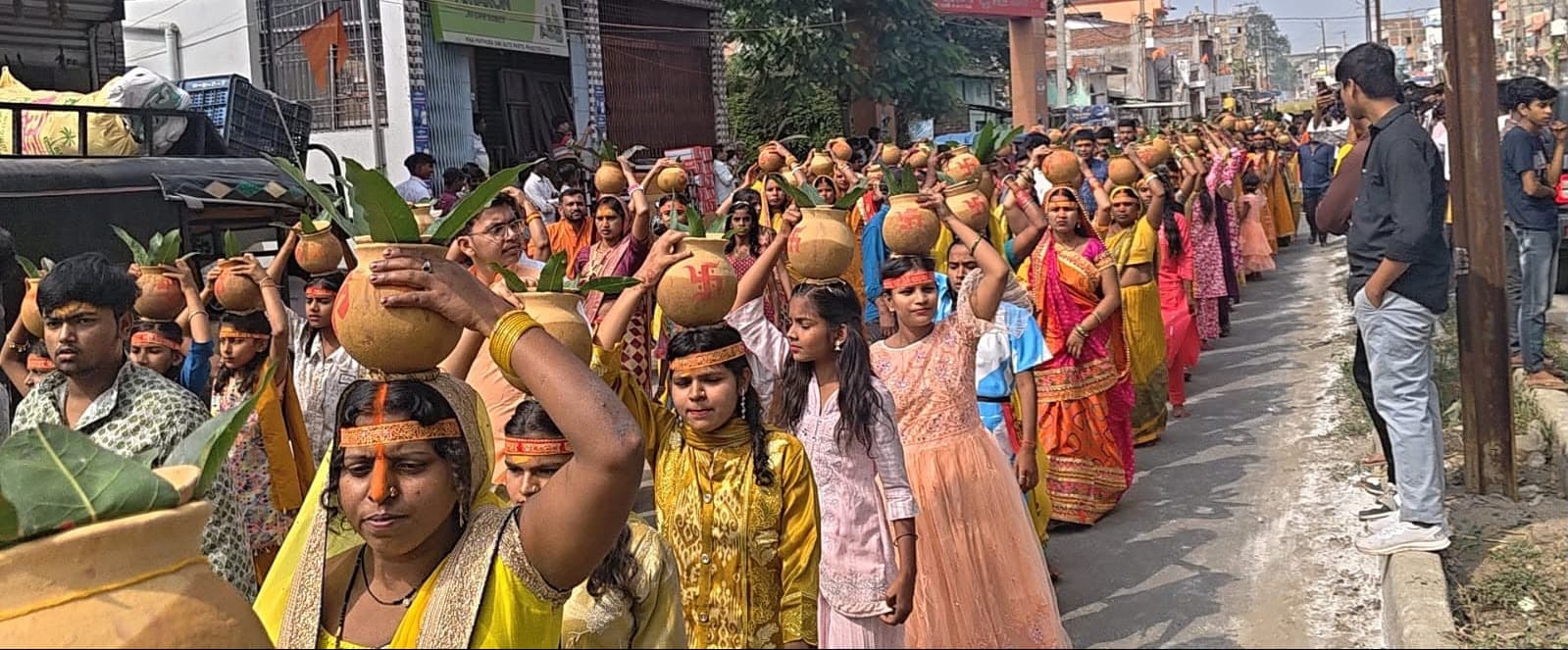 पचंबा नर्मदा धाम में 2100 कलशों के साथ निकली भव्य कलश यात्रा