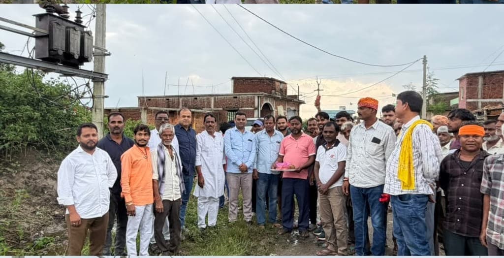 सिंहपुर गांव को मिला नया ट्रांसफार्मर, ग्रामीणों ने जताया विधायक मनोज यादव का आभार