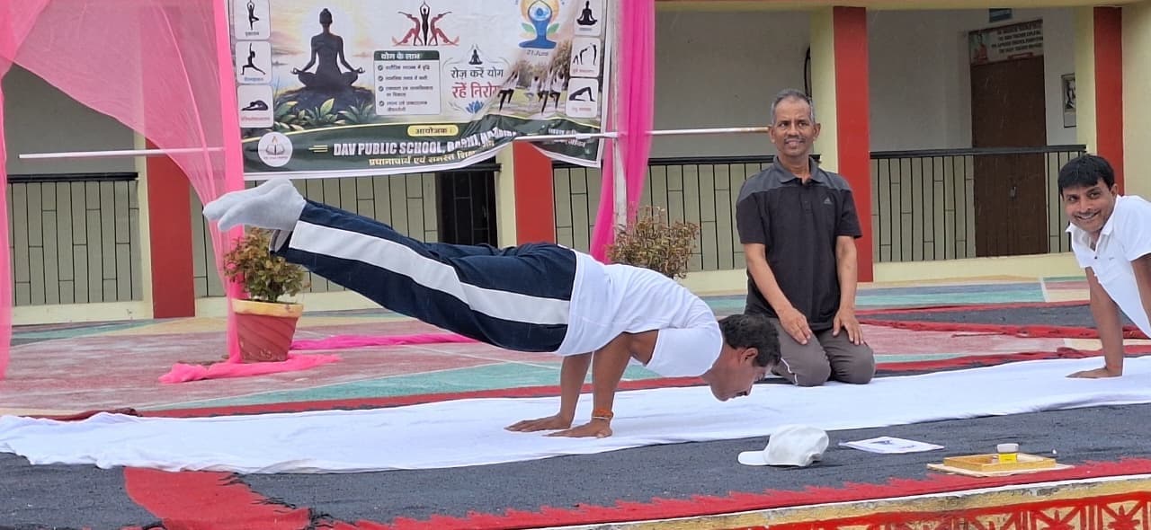 ताड़ासन से ध्यान तक, डीएवी बरही के विद्यार्थियों ने सीखे स्वास्थ्य के सूत्र