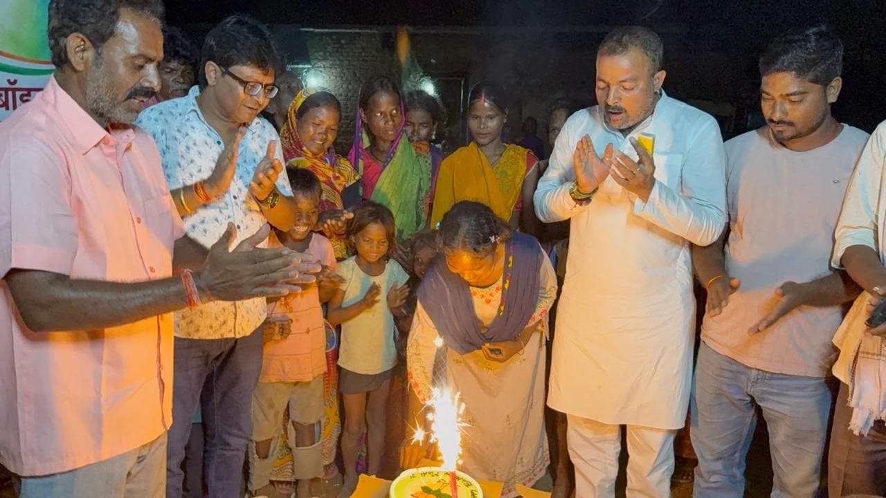 बिरहोर छात्रा उपासी ने जलाया पीएम मोदी के जन्मदिन का आशीर्वाद दीप