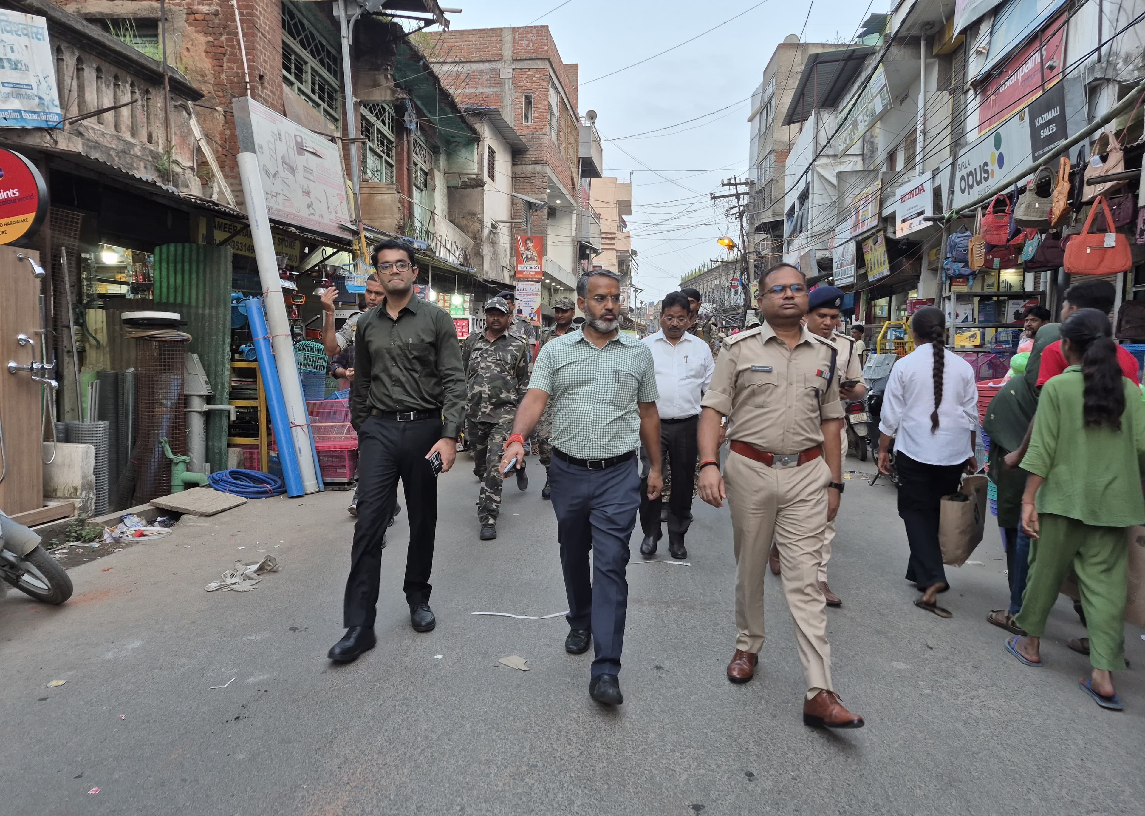 दुर्गा पूजा को लेकर प्रशासन अलर्ट, डीसी-एसपी के नेतृत्व में फ्लैग मार्च