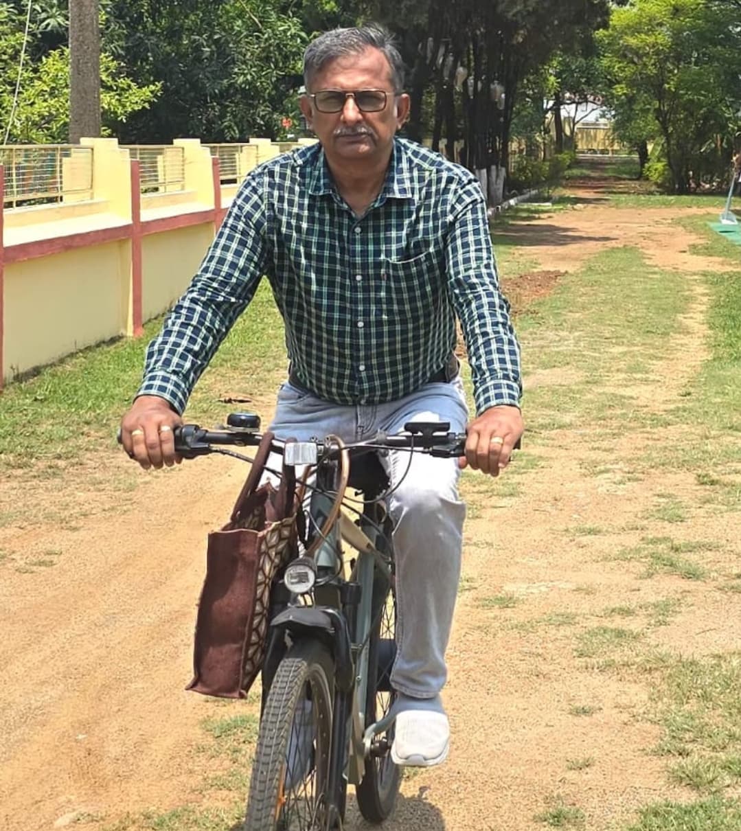 विश्व साइकिल दिवस पर भी साइकिल से पहुंचे विश्वविद्यालय, तीन पीढ़ियों से कायम है साइकिल संस्कृति की परंपरा