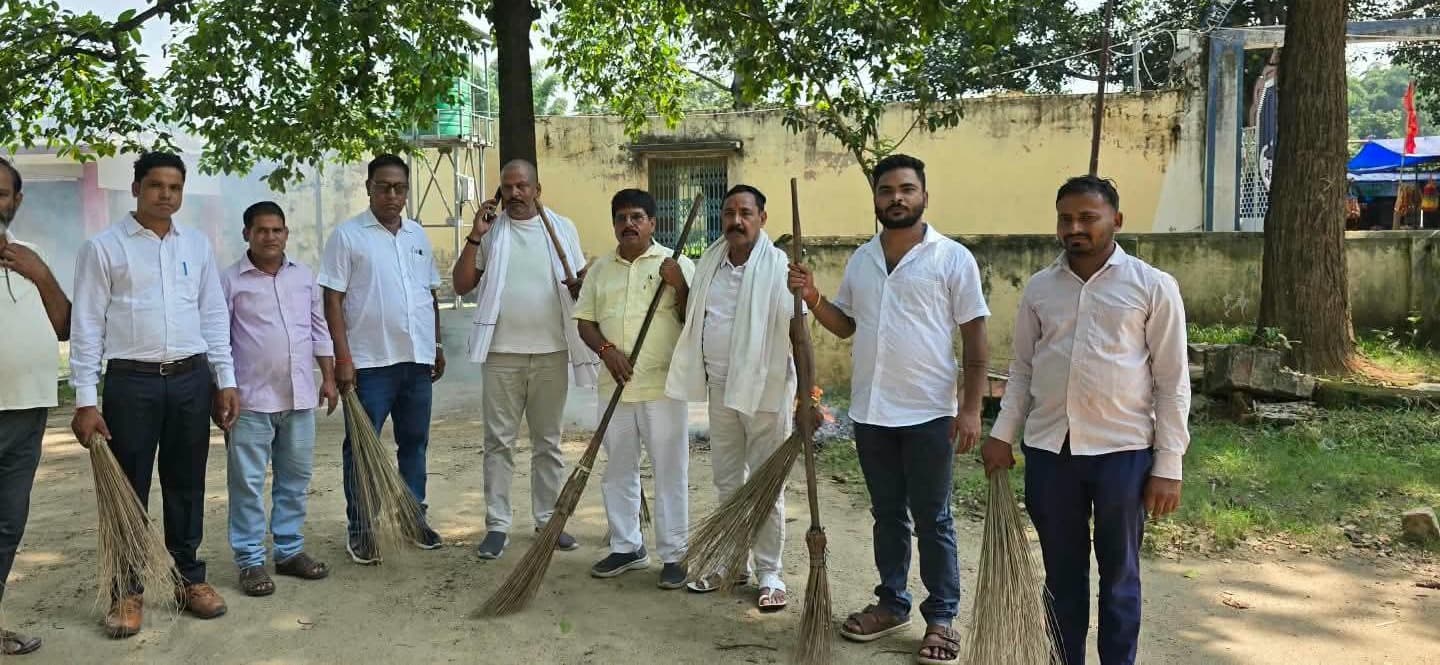 हरिहर धाम में भाजपा कार्यकर्ताओं ने चलाया स्वच्छता अभियान