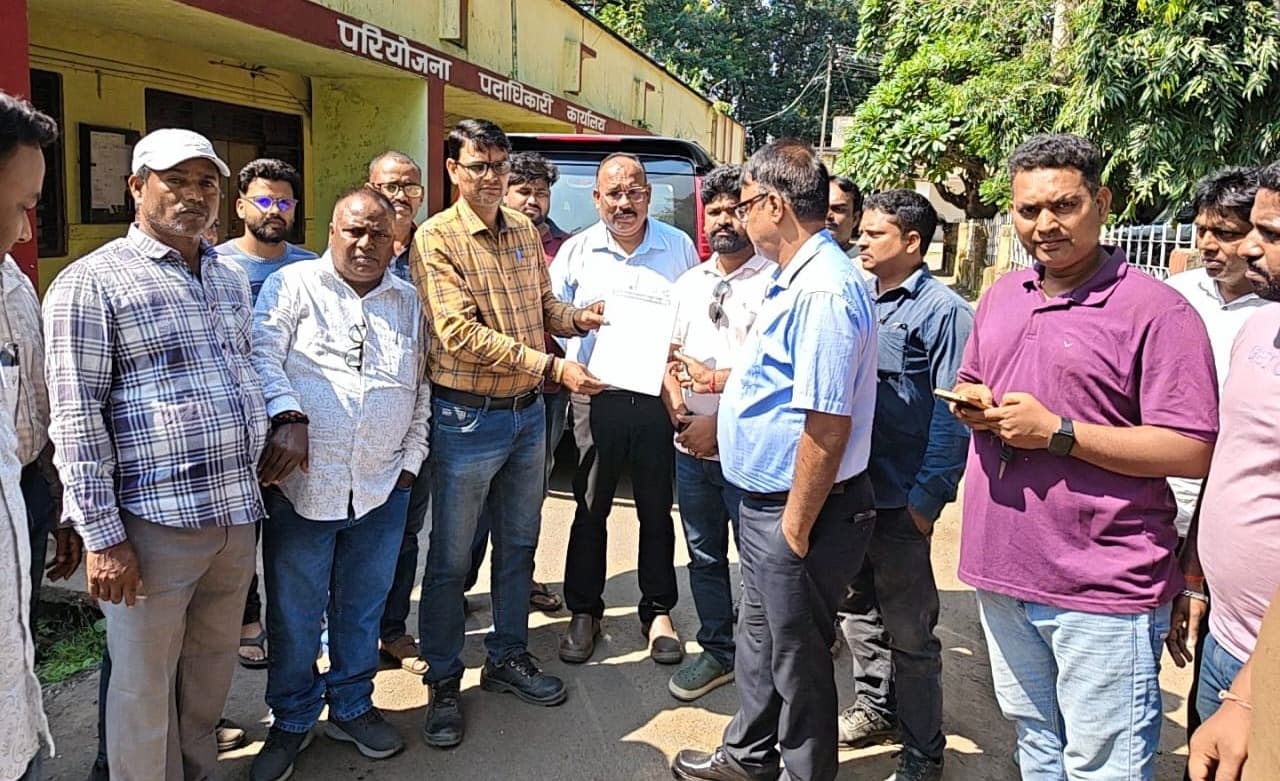 सरैया टोला के ग्रामीणों ने सीसीएल प्रबंधन को सौंपा मांग पत्र